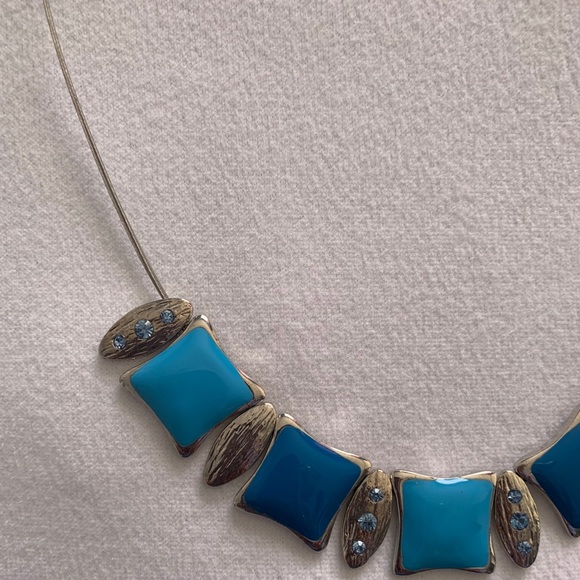 🌸3/$20🌸 Necklace and Matching Earrings Set - Picture 3 of 6